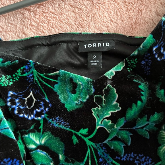 Size 2 velvet dress and eyelash shrug worn twice - Picture 3 of 4